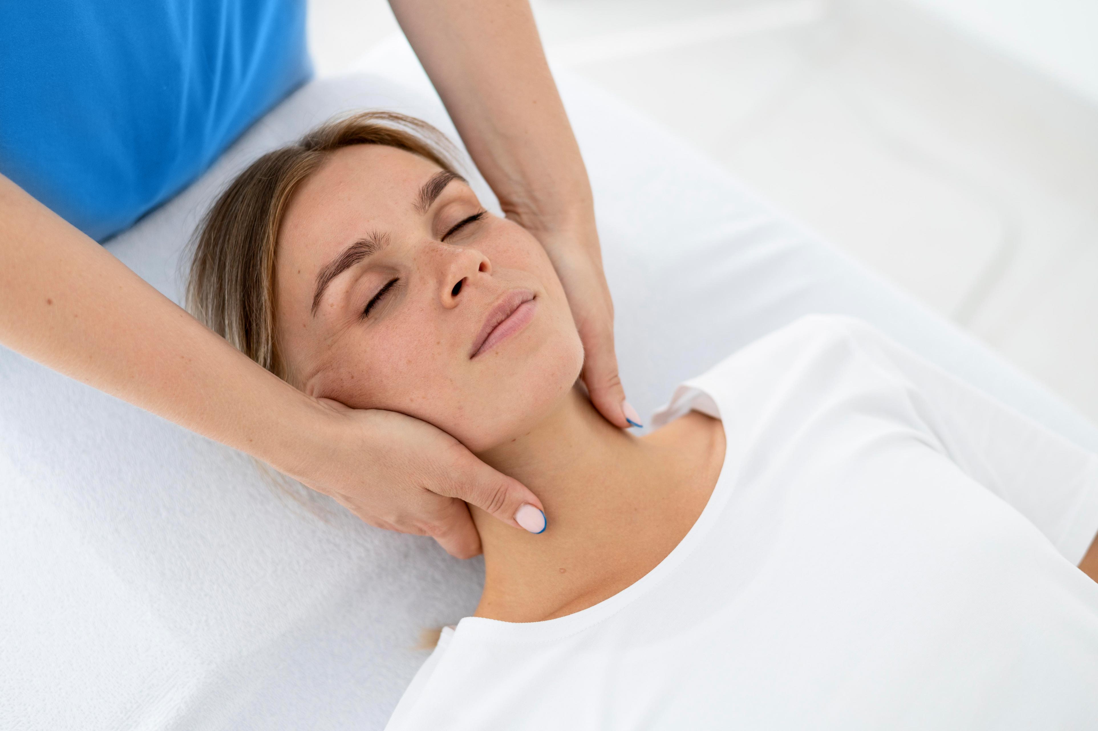 Patient und Therapeutin bei der Lymphdrainage